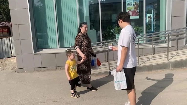 Раздача листовок в Перми